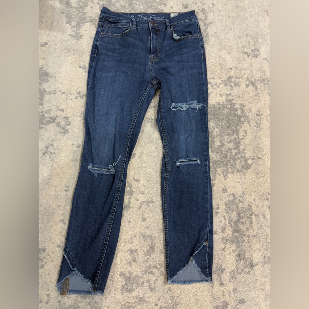 Free People Medium/Dark Wash Sunny Skinny Jeans Tulip Hems Distressed size 29